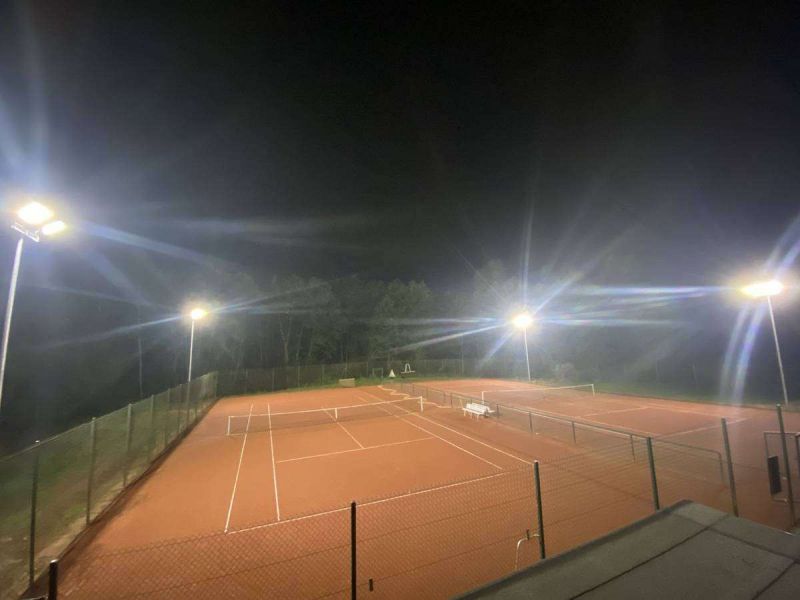 Tennisplatz bei Flutlicht